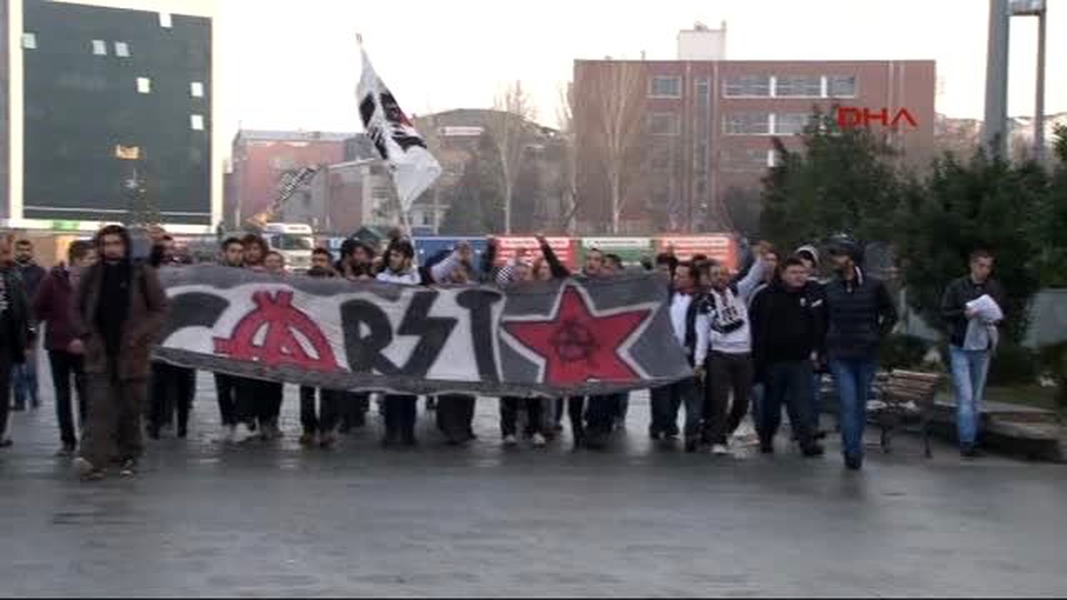 Çarşı\'ya Destek İçin Taraftarlar Adliye Önünde Toplanıyor