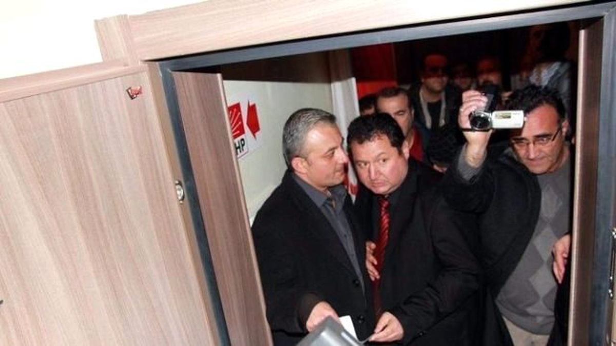 CHP Binasına Asılan Pankart Mahkeme Kararıyla İndirildi