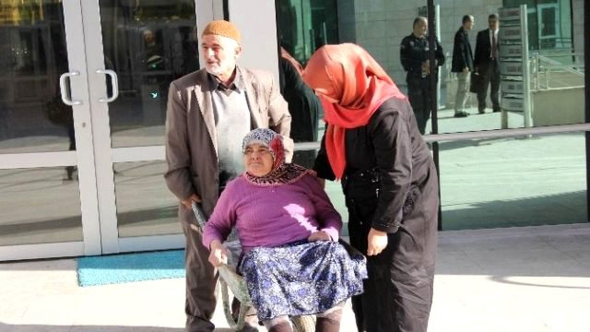 Felçli Eşini Mahkemeye El Arabası ile Götürdü