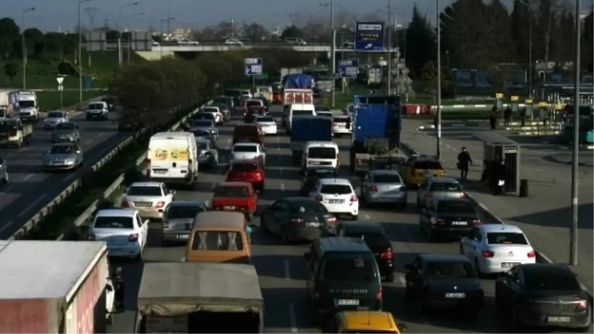 İzmir Yolu\'nda Rögar Çalışması Trafik İşkencesine Dönüştü