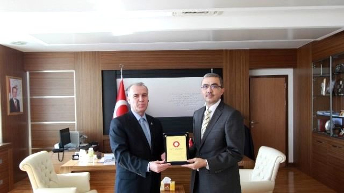 Judo Federasyonu\'ndan 7 Aralık Üniversitesi Rektörü\'ne Plaket