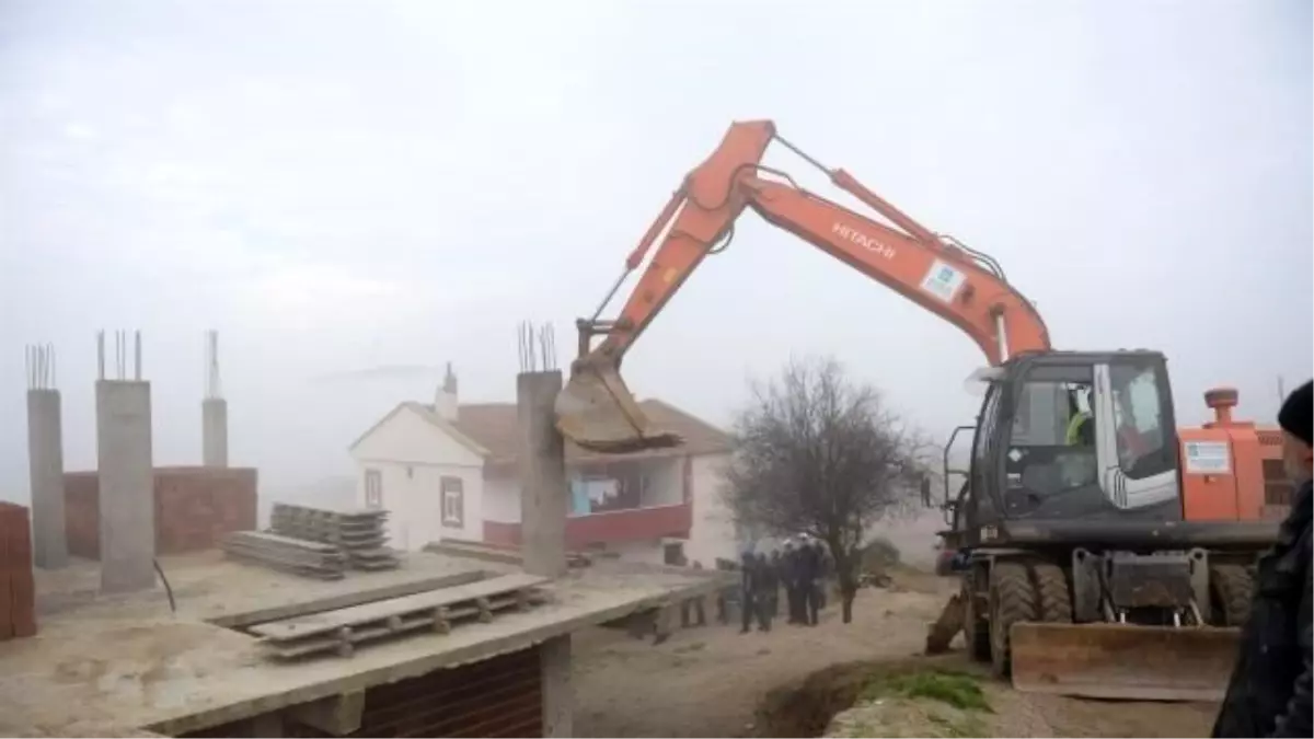 Kabakdere Mahallesi\'nde Kaçak Yapıların Yıkımı