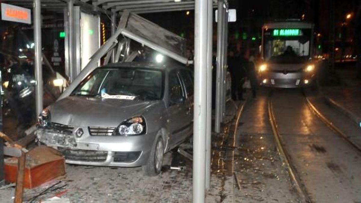 Konya\'da Otomobil ile Tramvay Durağına Daldı