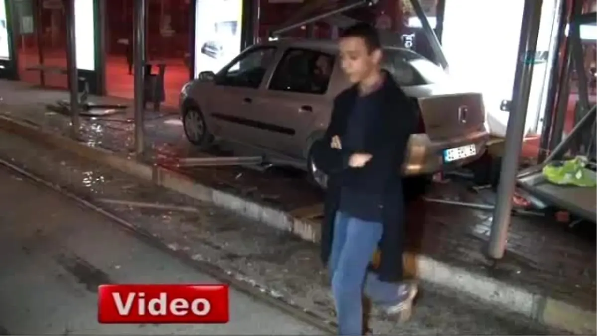 Otomobil Tramvay Durağına Girdi