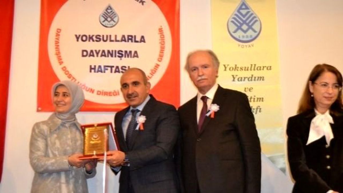 Sare Davutoğlu\'ndan Başkan Kara\'ya Plaket