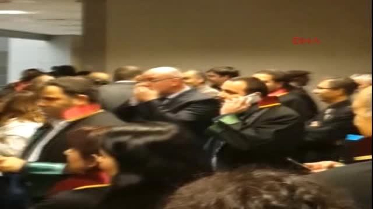 Çarşı\'ya Desteğe Giden Taraftarlar Adliye Koridorunu Tribüne Çevirdi