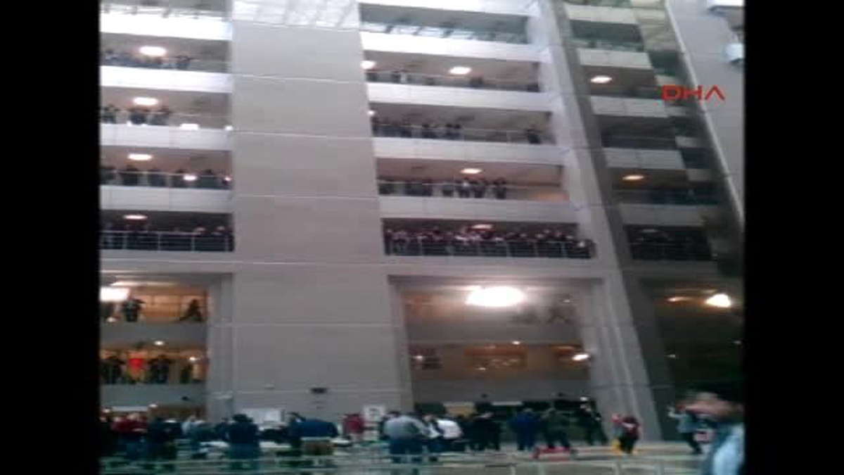 Taraftarlar Adliye Koridorunu Tribüne Çevirdi