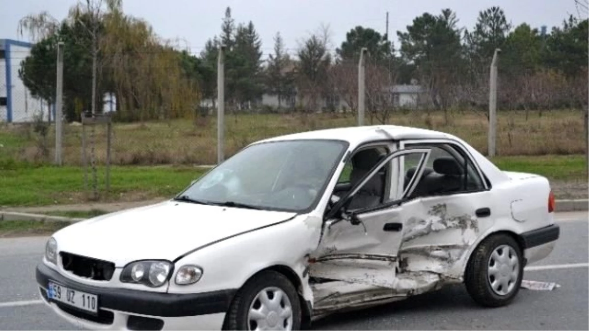 Tekirdağ\'da Hastane Önünde Trafik Kazası: 2 Yaralı