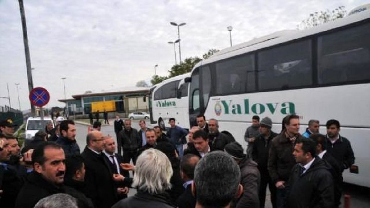 Yalova\'da Otobüsçüler Yol Kapama Eylemi Yaptı