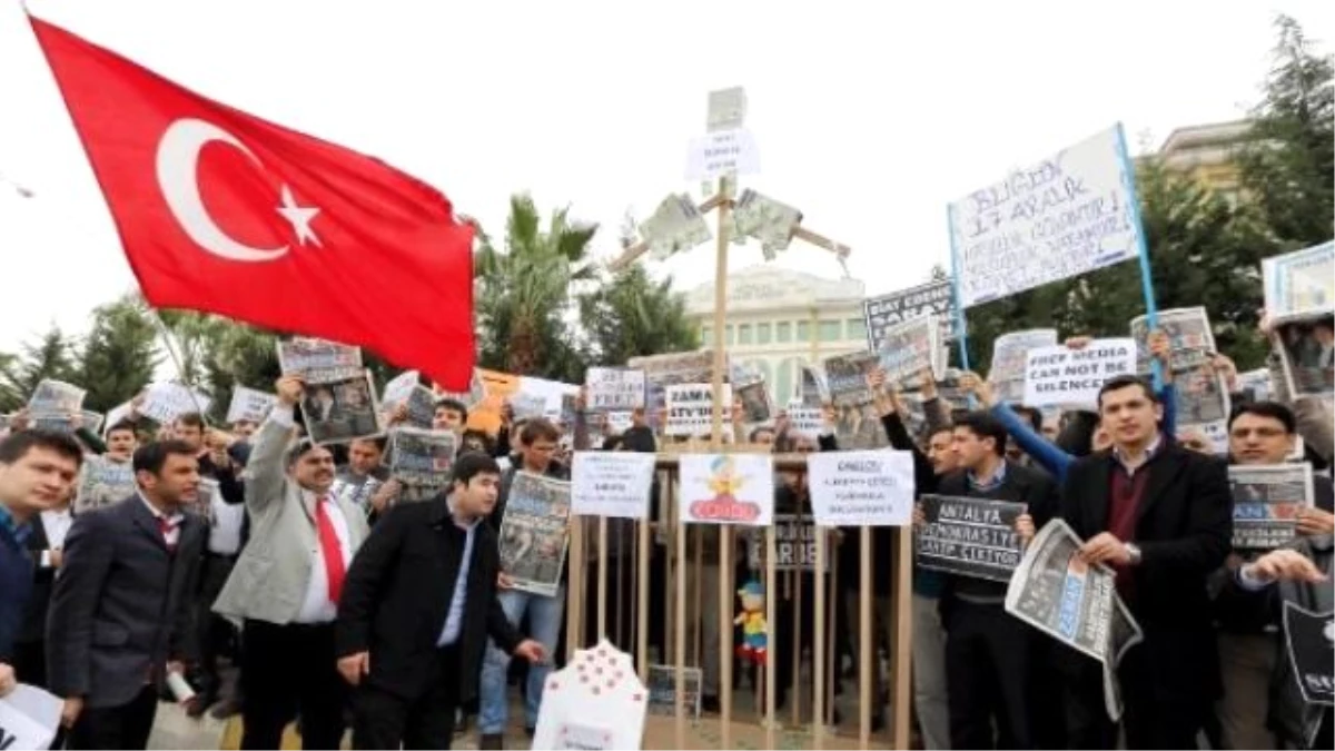 Antalya\'da 14 Aralık Operasyonuna Tabutlu ve Kafesli Protesto