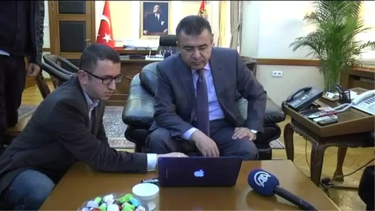 Emniyet Müdürü Lekesiz AA\'nın Yılın Fotoğrafları Oylamasına Katıldı