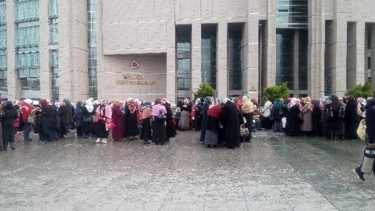 Adliyede Toplanan Gruptan Gözaltına Alınanlara Destek