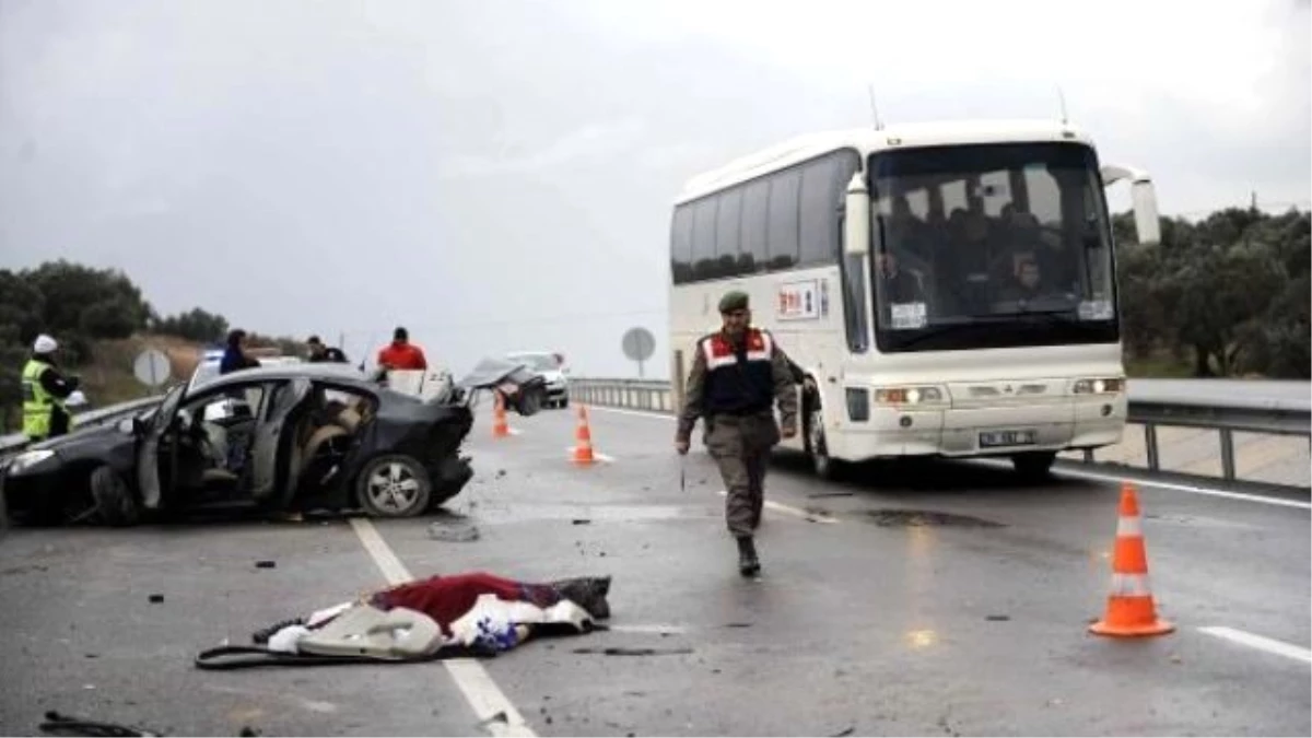 Çanakkale\'de Kaza: 1 Ölü, 2 Yaralı