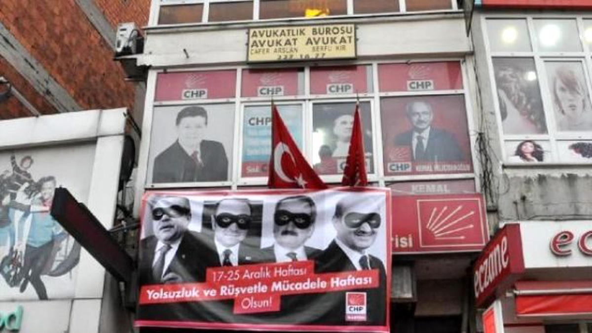 CHP Binasına Asılan \'17 Aralık\' Pankartını Polis Kaldırttı