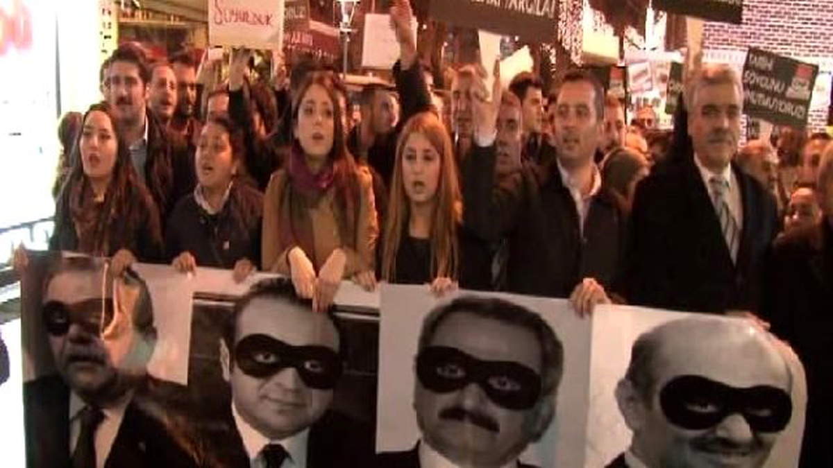 CHP İstanbul İl Gençlik Kolları\'ndan 17 Aralık Eylemi