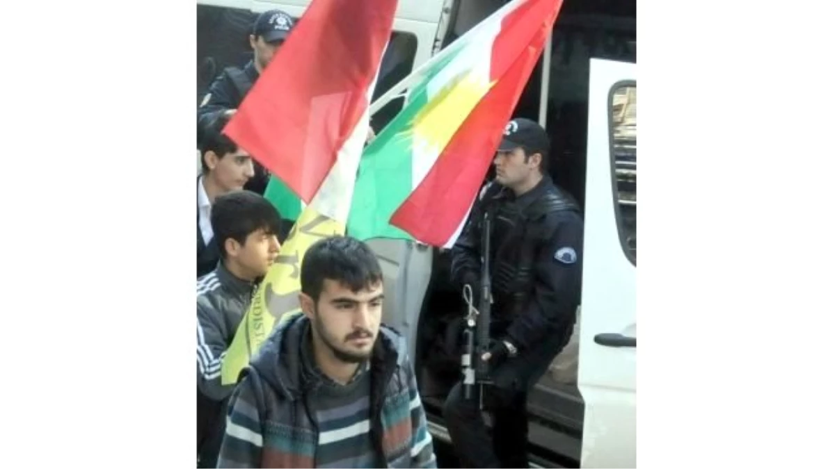 Diyarbakır\'da Kürdistan Bayrağı Dağıttılar