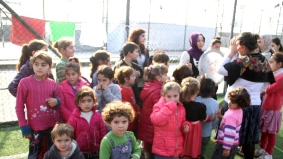 Dü Öğrencileri Yezidi Çocuklara El Uzattı