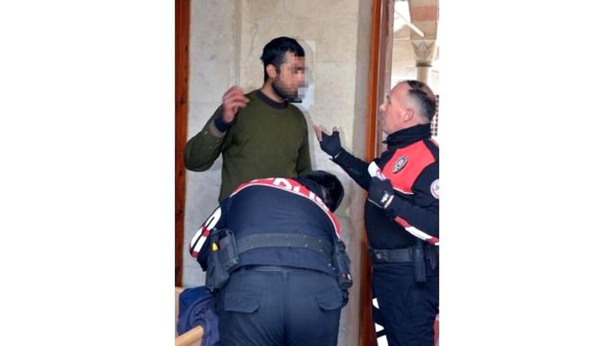 Elinde El Bombası Var\' Denilen Şüpheli Camide Yakalandı