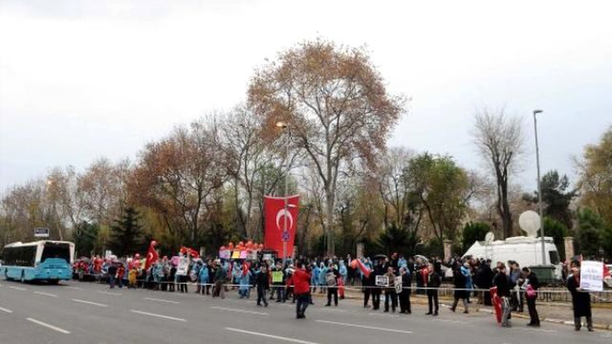 Emniyetin Karşısında Bekleyiş Sürüyor