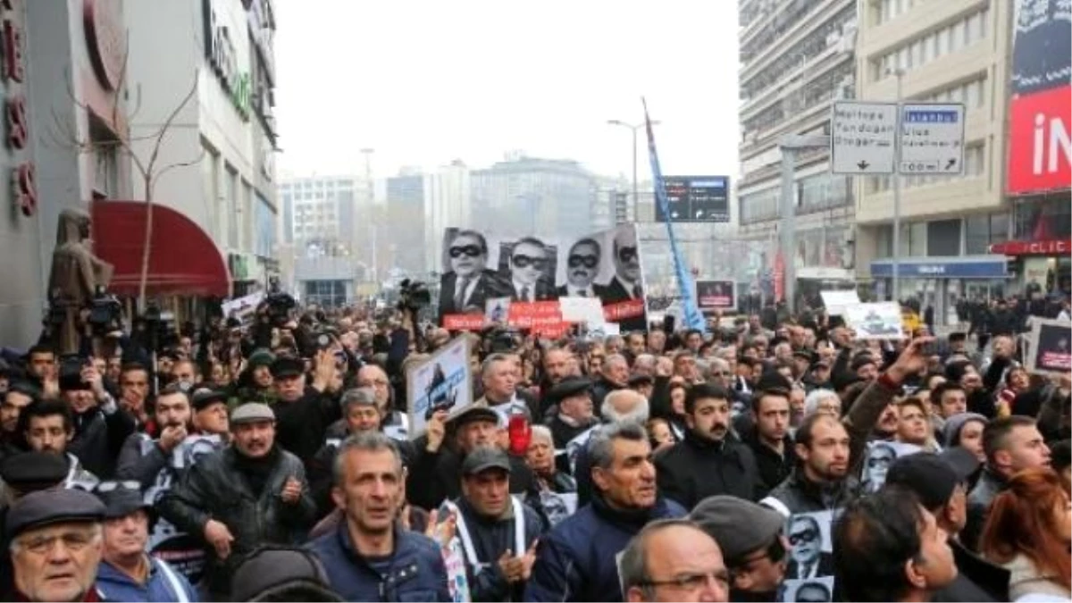 Gürsel Tekin, \'17/25 Aralık Yolsuzluk Haftası\' Bilboardlarını Üzerlerine Giyinerek Kızılay...