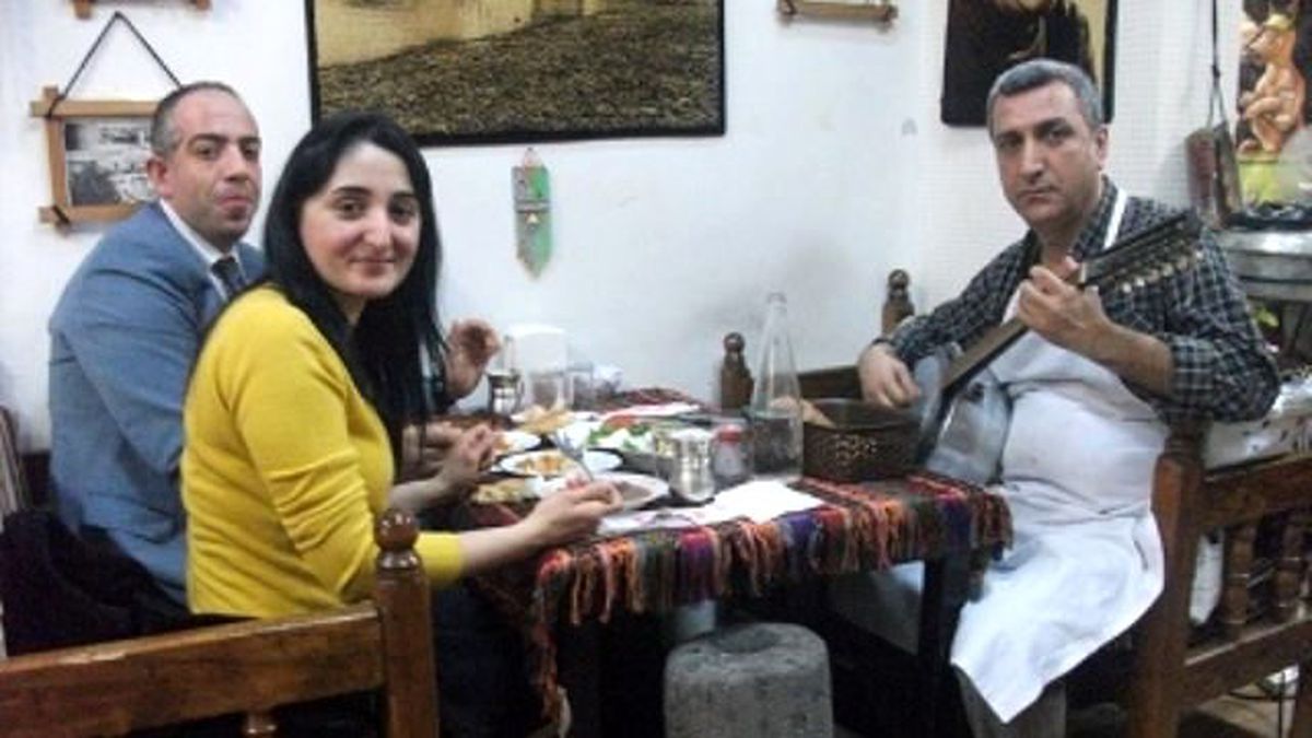 Hem Müzisyen, Hem Lokantacı