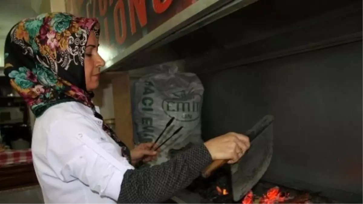 Kadın Kebap Ustası Erkeklere Taş Çıkarıyor