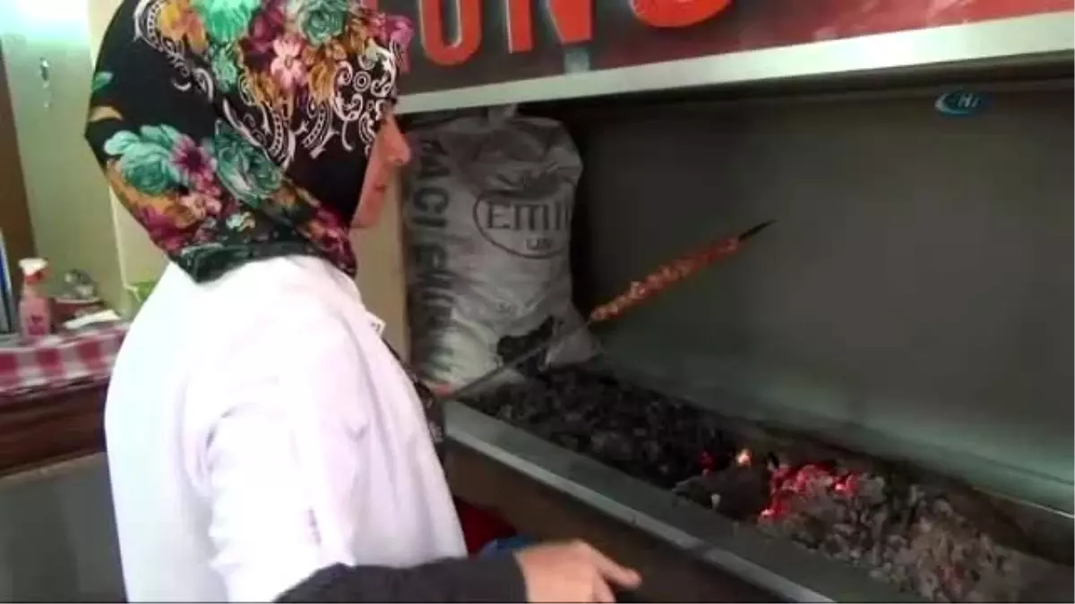 Kadın Kebap Ustası Erkeklere Taş Çıkarıyor