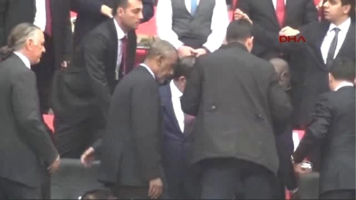 Davutoğlu, Kılıçdaroğlu\'yla Tokalaştı; Erdoğan, Uzaktan El Salladı