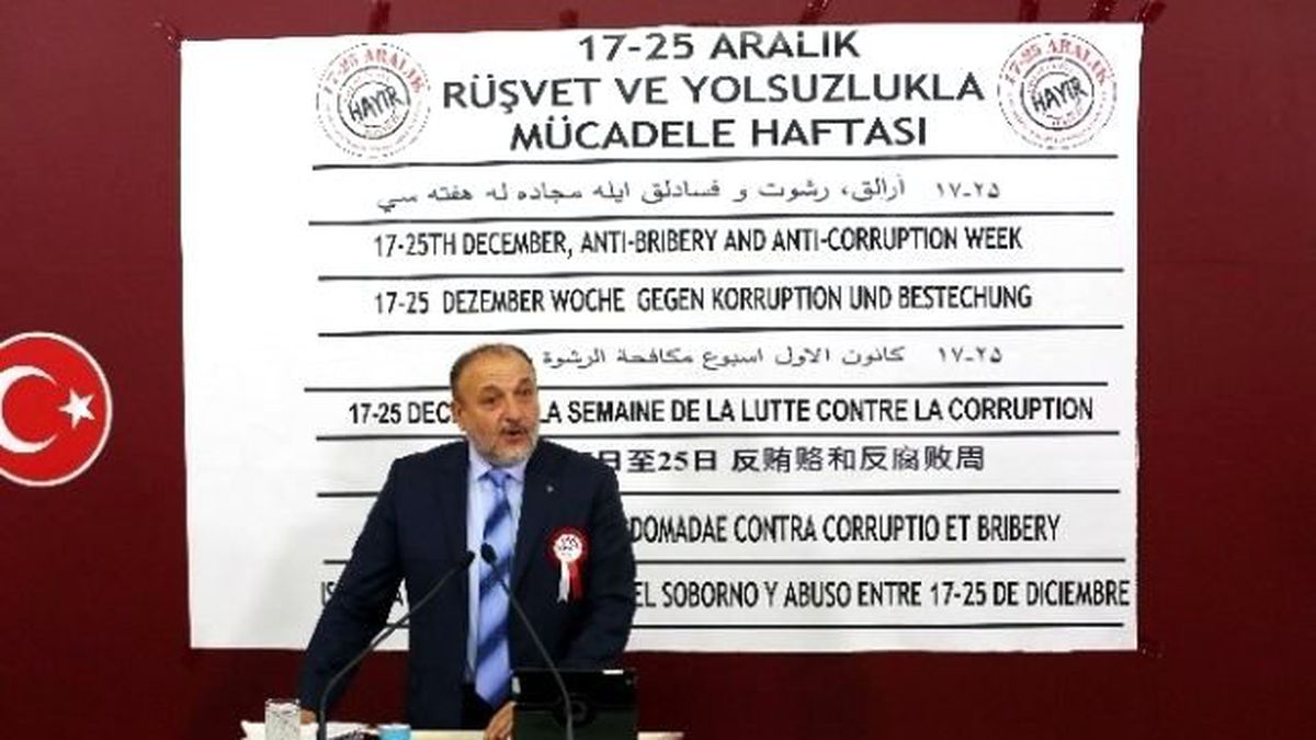 MHP Grup Başkanvekili Vural\'dan 8 Dilde Yazılı Afişle Basın Toplantısı