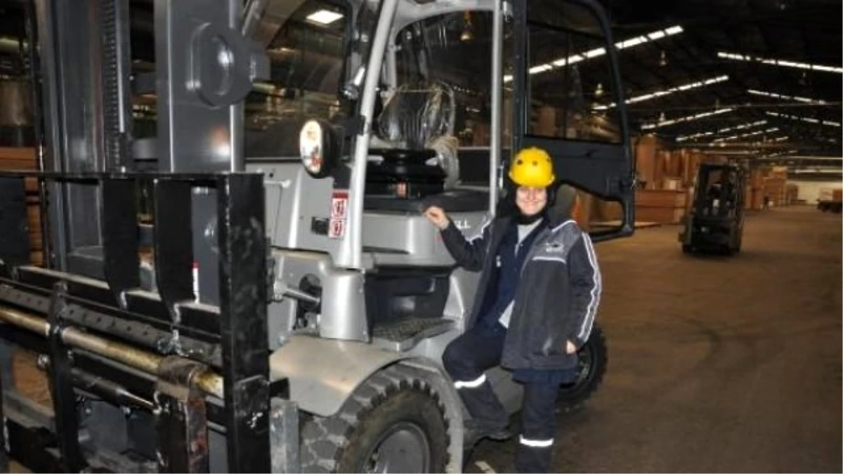 Orman Ürünleri Fabrikasında 8 Kadın Forklift Operatörü