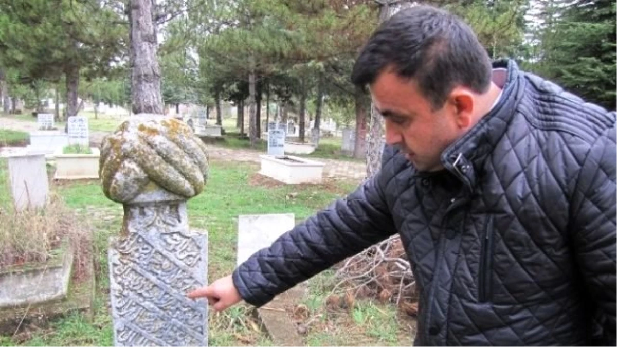 Osmanlı Türkçesi ile Yazılı Mezar Taşları İlgi Çekiyor