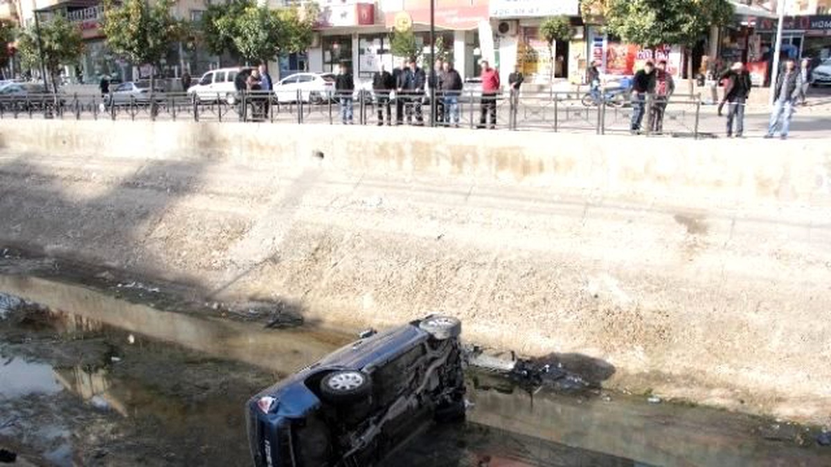 Otomobil Boş Sulama Kanalına Uçtu: 2 Yaralı