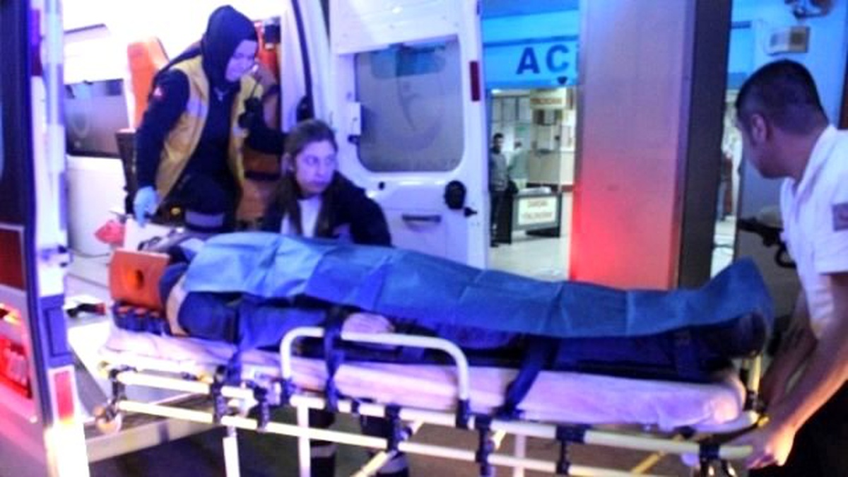 Adıyaman\'da Otomobil Şarampole Yuvarlandı: 2 Yaralı