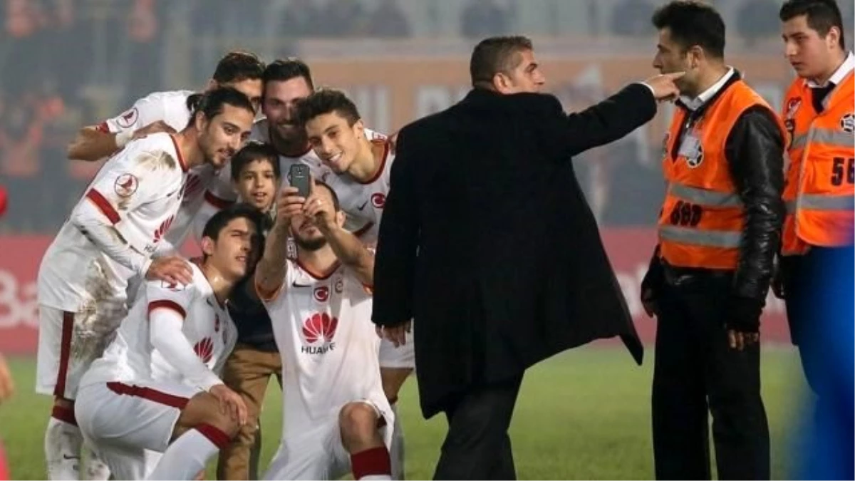 Sahaya Giren Minik Taraftar, Galatasaraylılarla Selfie Çektirdi