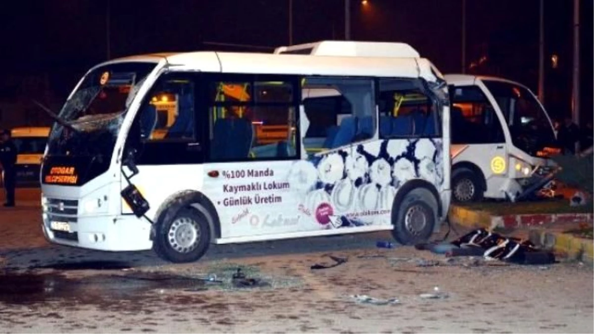 Afyonkarahisar\'da Servis Minibüsleri Çarpıştı: 1 Ölü, 9 Yaralı