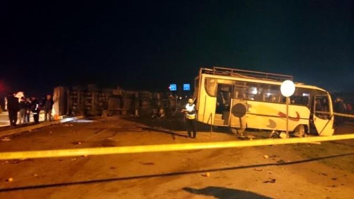 Tarım İşçilerini Taşıyan Otobüs ile Kamyon Çarpıştı: 18 Yaralı