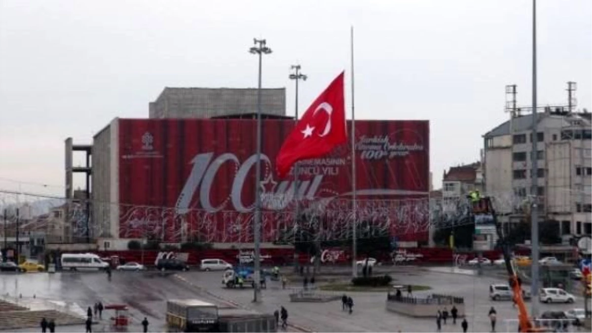 Yas Nedeniyle Taksim\'deki Dev Türk Bayrağı da Yarıya İndirildi