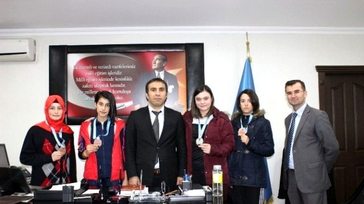 Avrupa Derecesi Yapan Öğrencilerden Müdüre Ziyaret