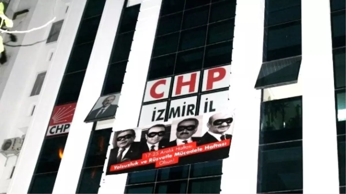 Aydın\'da Gerginliğe Yola Açan Pankart, İzmir CHP İl Binasına Asıldı