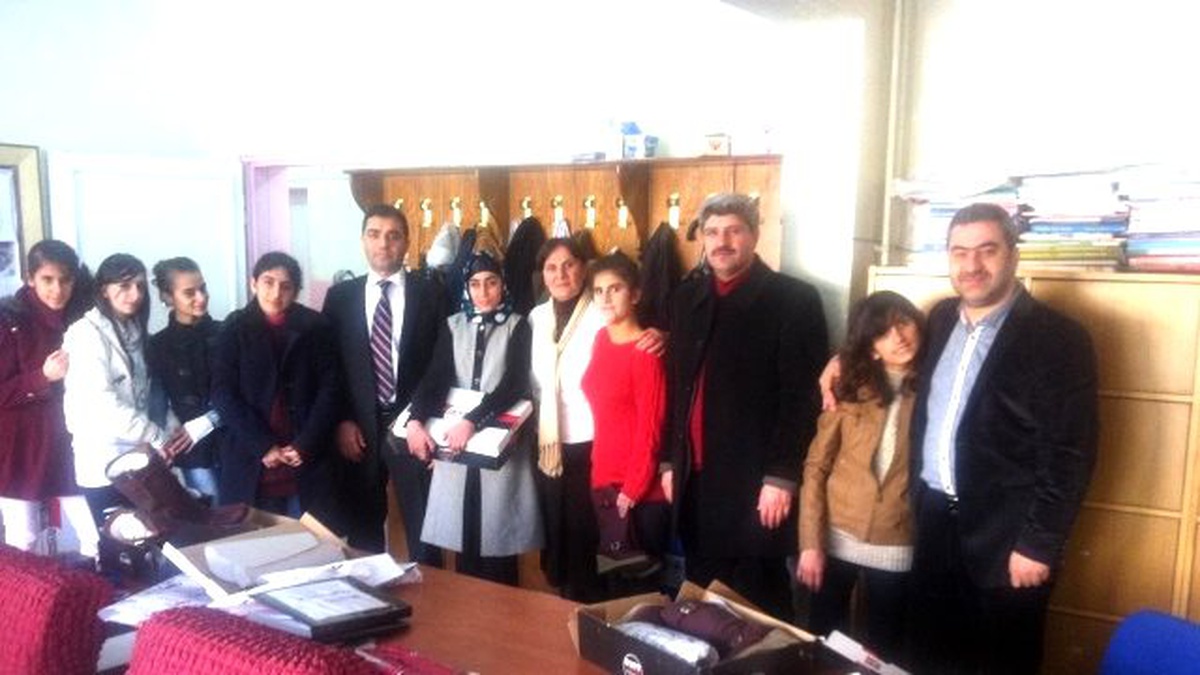 Beyazay Çocukların Ayaklarını Isıtarak Kalplerine Dokundu