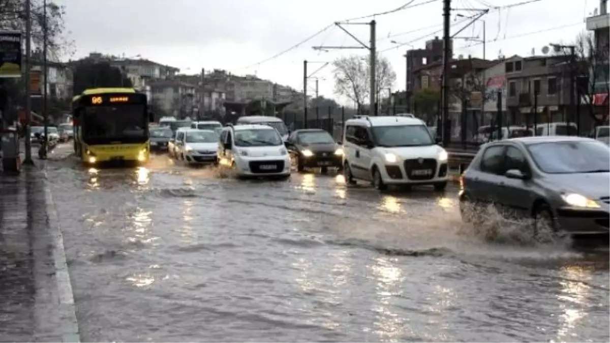 Bursa Sağanak Yağmurla Göle Döndü