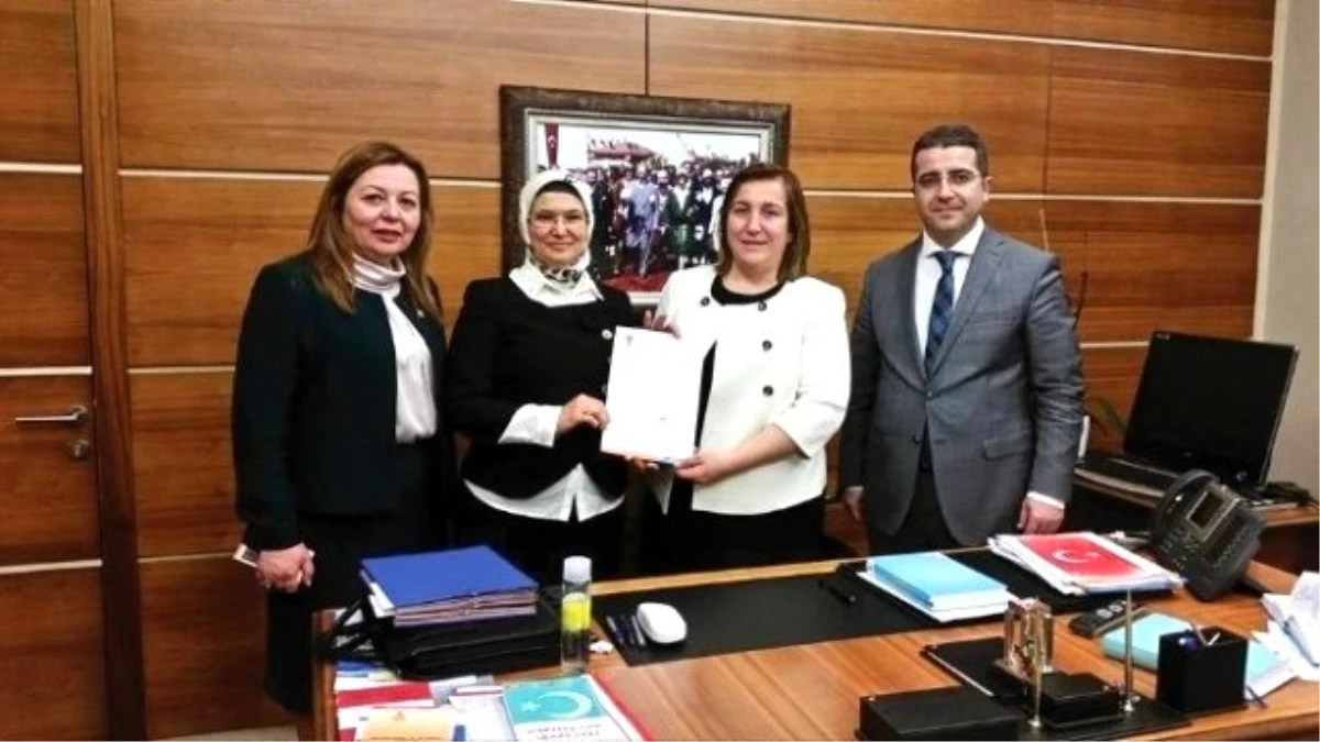 Eczacı Mehri Bilgen AK Parti Mersin İl Kadın Kolları Başkanı Oldu