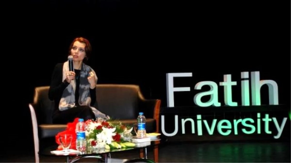Elif Şafak Fatih Üniversitesinde Öğrencilerle Buluştu