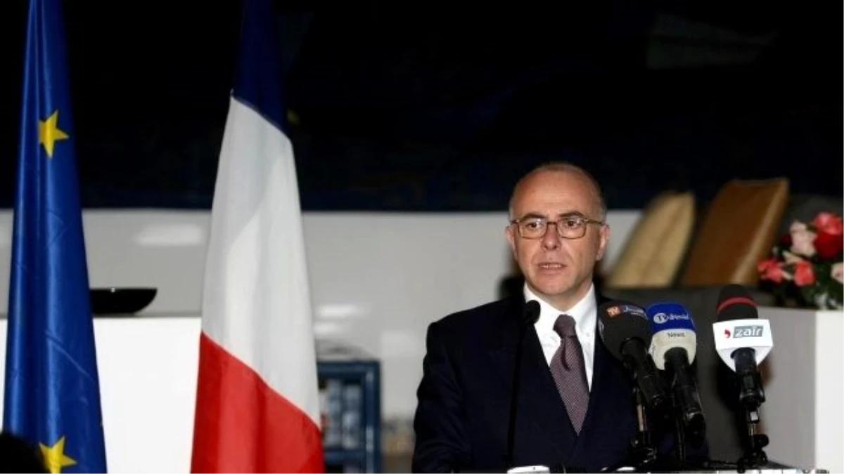 Fransa İçişleri Bakanı Cazeneuve, Cezayir\'de