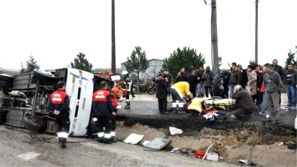 Uşak\'ta İşçi Servisi Kaza Yaptı: 3\'ü Ağır 17 Yaralı