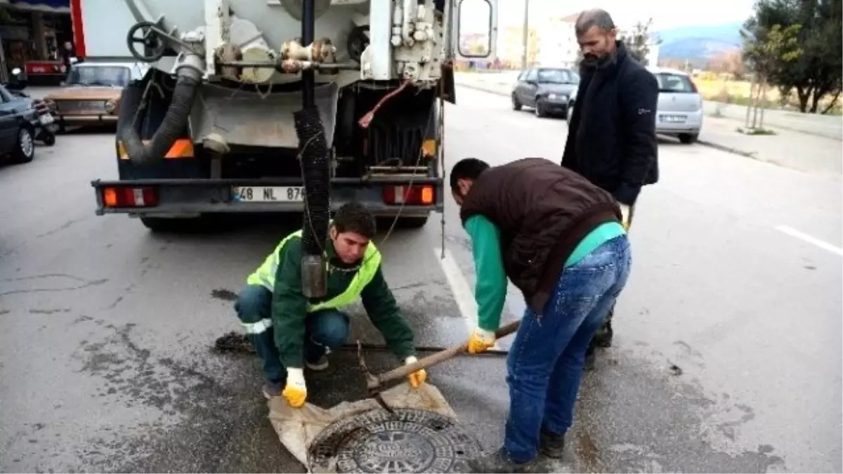 Menteşe\'de Kötekli\'nin Kanalizasyon Ana Hattı Temizleniyor