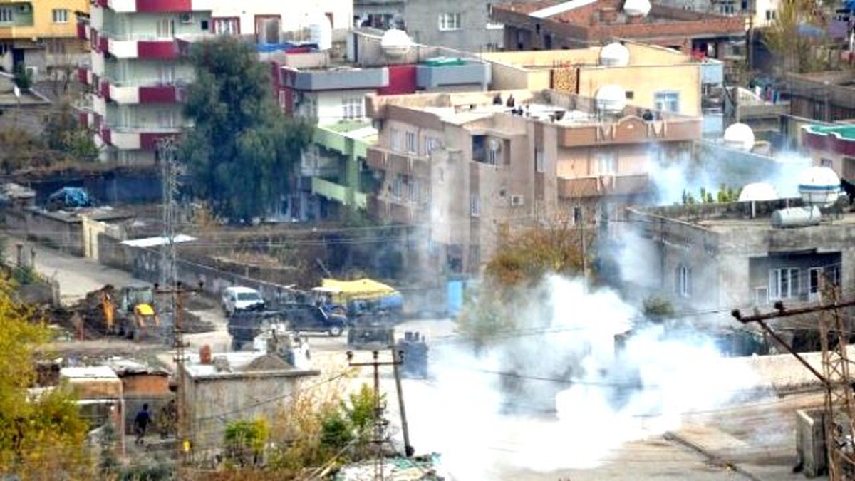 PKK\'lılar Kazdıkları Hendeği Kapatmaya Gelen Polislere Saldırdı