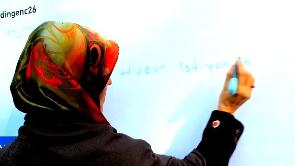 Saadet Partisi Kadın Gençlik Kollarından \'Fikir Duvarı\'