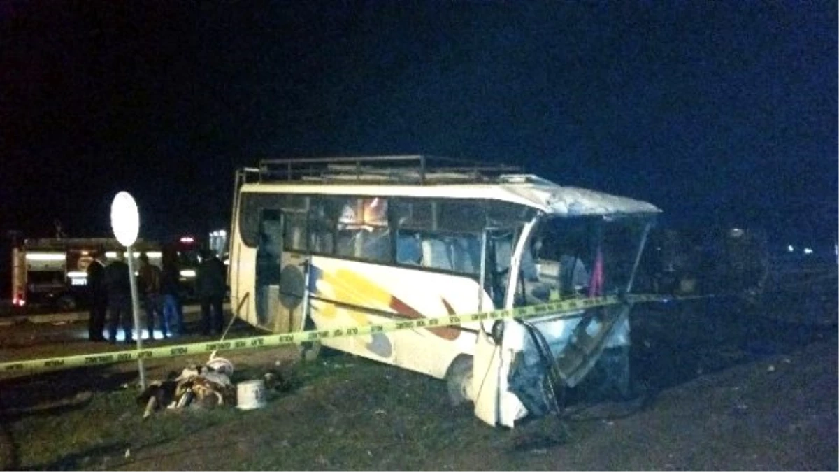 Adana\'da Tır ile Minibüs Çarpıştı: 18 Yaralı