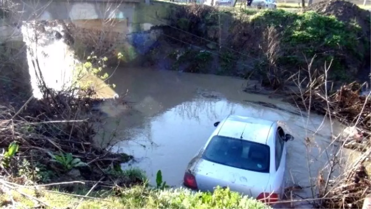 Yoldaki Kazayı Görünce Yolunu Değiştiren Sürücü Köprüden Uçtu